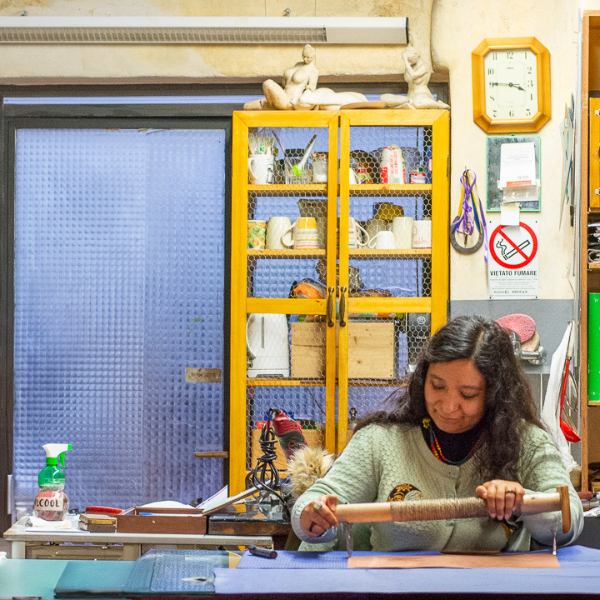 Brenda, protagonista de Creatives in Action #2, en su lugar de trabajo